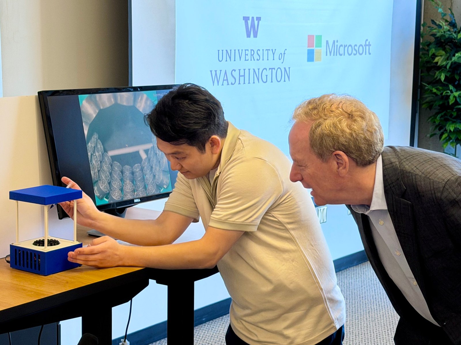 À medida que a IA remodela o trabalho, a Microsoft e a UW expandem a parceria para treinamento, pesquisa – e uma lacuna iminente de empregos – GeekWire