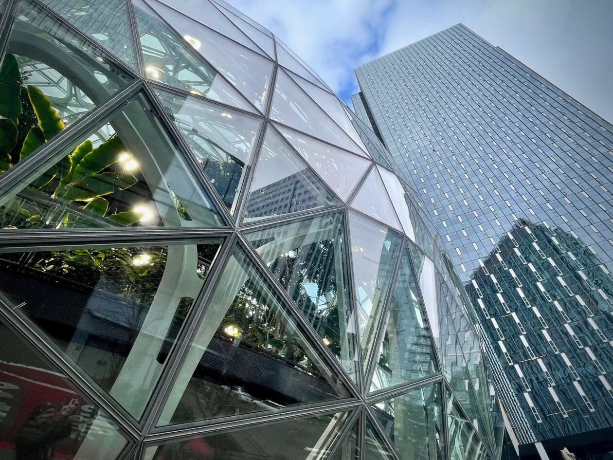 As demissões na Amazon atingiram quase 2.200 no estado de Washington, mais da metade em funções essenciais de produtos e engenharia