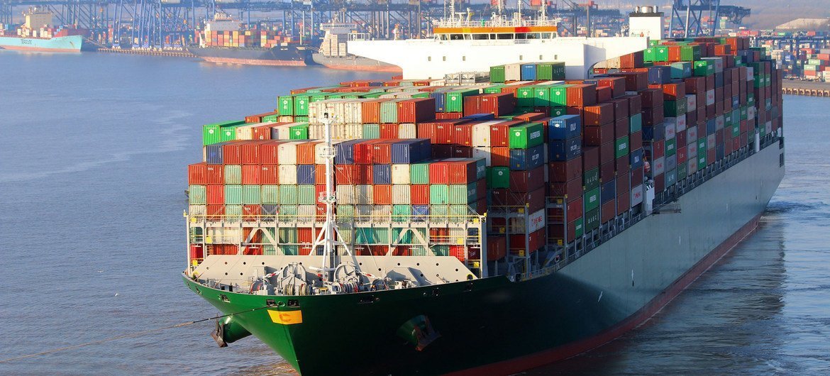 Um navio porta-contêineres descarrega sua carga em um porto