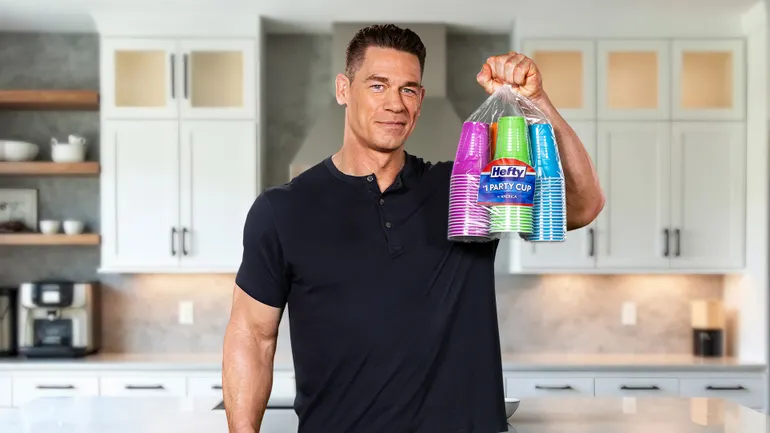Como a Hefty está unificando o marketing de seu portfólio de marcas com John Cena