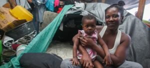 Mulheres e crianças representam mais de metade das pessoas deslocadas no país, tornando-se as principais vítimas da crise no Haiti