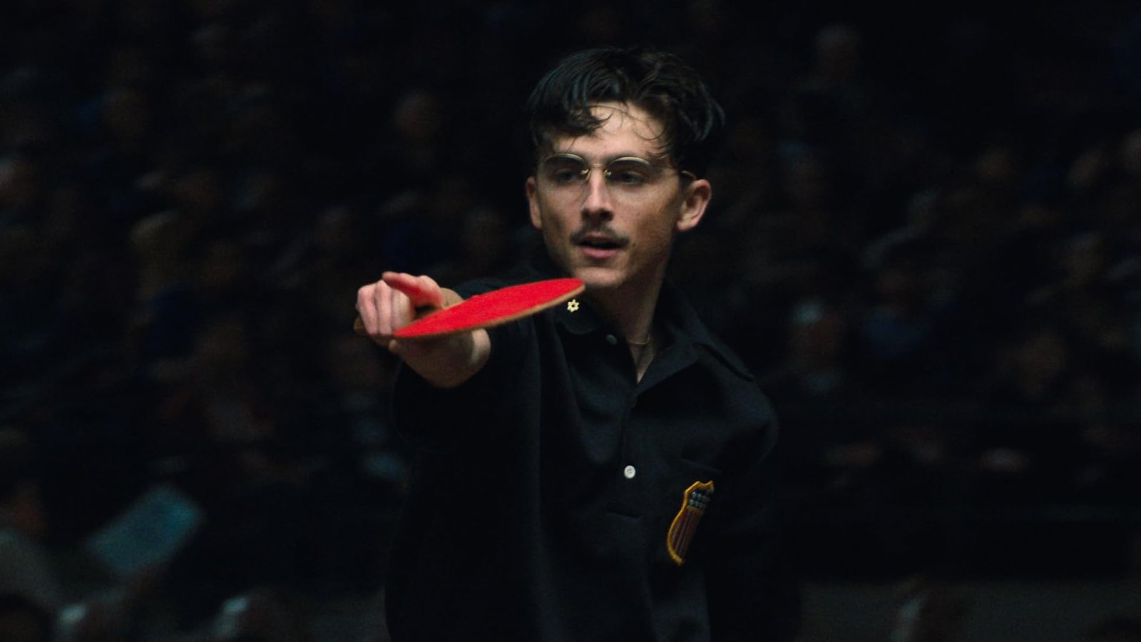 marty-supreme-filme-timothee-chalamet-cena-esporte-raquete-tenis-de-mesa-competicao-em-ginasio