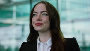 emma-stone-em-retrato-profissional-com-blazer-e-camisa-branca-em-cena-do-filme-bugonia
