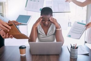 Enxurrada de pesquisas pressiona sistema de revisão - 13/03/2026 - Ciência