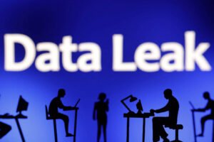 Silhuetas pretas de cinco pessoas usando computadores e dispositivos eletrônicos em diferentes posições contra fundo azul. Ao fundo, em letras grandes e brancas, está escrito