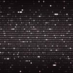 Tela escura preenchida por linhas horizontais de números binários (0 e 1) em branco, com pontos brilhantes dispersos simulando dados digitais.