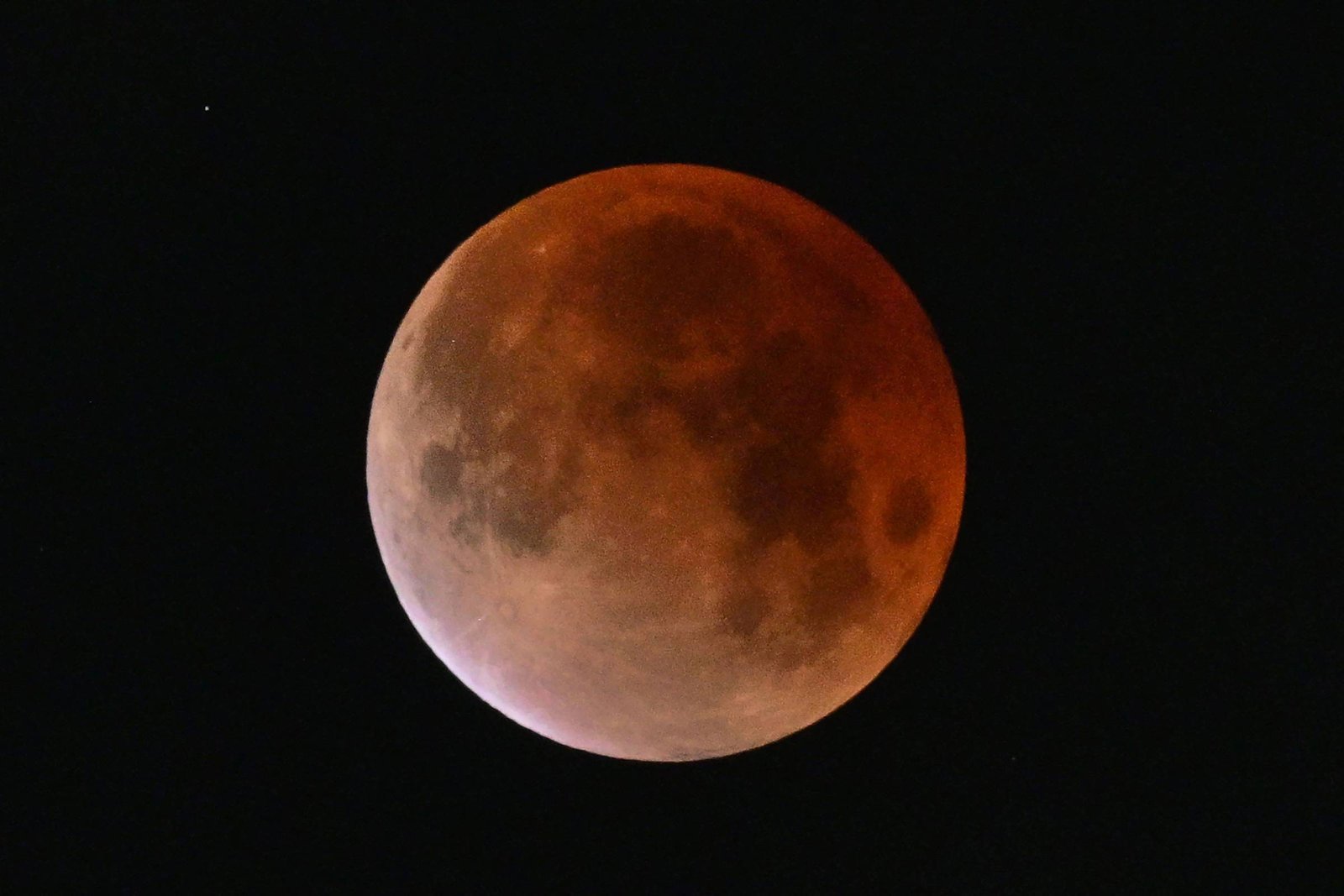 Eclipse deixa a Lua com tom avermelhado; veja fotos – 03/03/2026 – Ciência