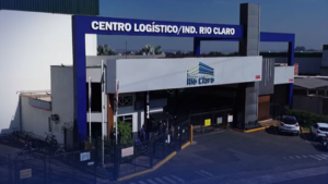 Entrada do Centro Logístico Rio Claro com portaria, identificação do complexo e acesso a galpões industriais