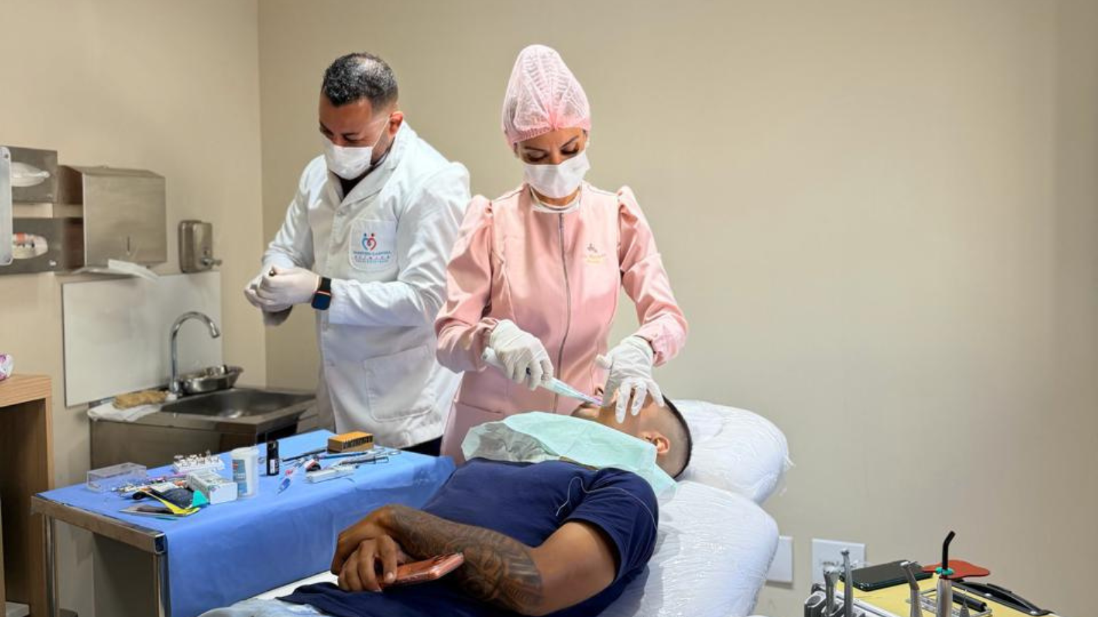 Aplicação de facetas de resina composta com técnica conservadora e protocolo clínico estruturado.