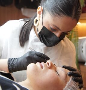 No competitivo setor da beleza e estética brasileira, poucos profissionais conseguem unir técnica apurada, sensibilidade artística e visão empreendedora com a mesma intensidade de Bianca Batista. Fundadora da Biavelle Clinic, ela é hoje uma das especialistas mais requisitadas em micropigmentação e procedimentos de naturalidade facial no país, referência para colegas de profissão e sinônimo de excelência para uma clientela que cresce a cada ano.