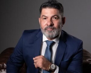 No ambiente digital, isso se tornou ainda mais evidente. O consumidor recebe estímulos o tempo todo, compara opções em segundos e, muitas vezes, decide antes mesmo de ouvir uma proposta até o fim. Ainda assim, muita gente continua tentando competir apenas na superfície: mais script, mais técnica, mais ferramenta. Isso ajuda, sem dúvida. Mas não resolve tudo.