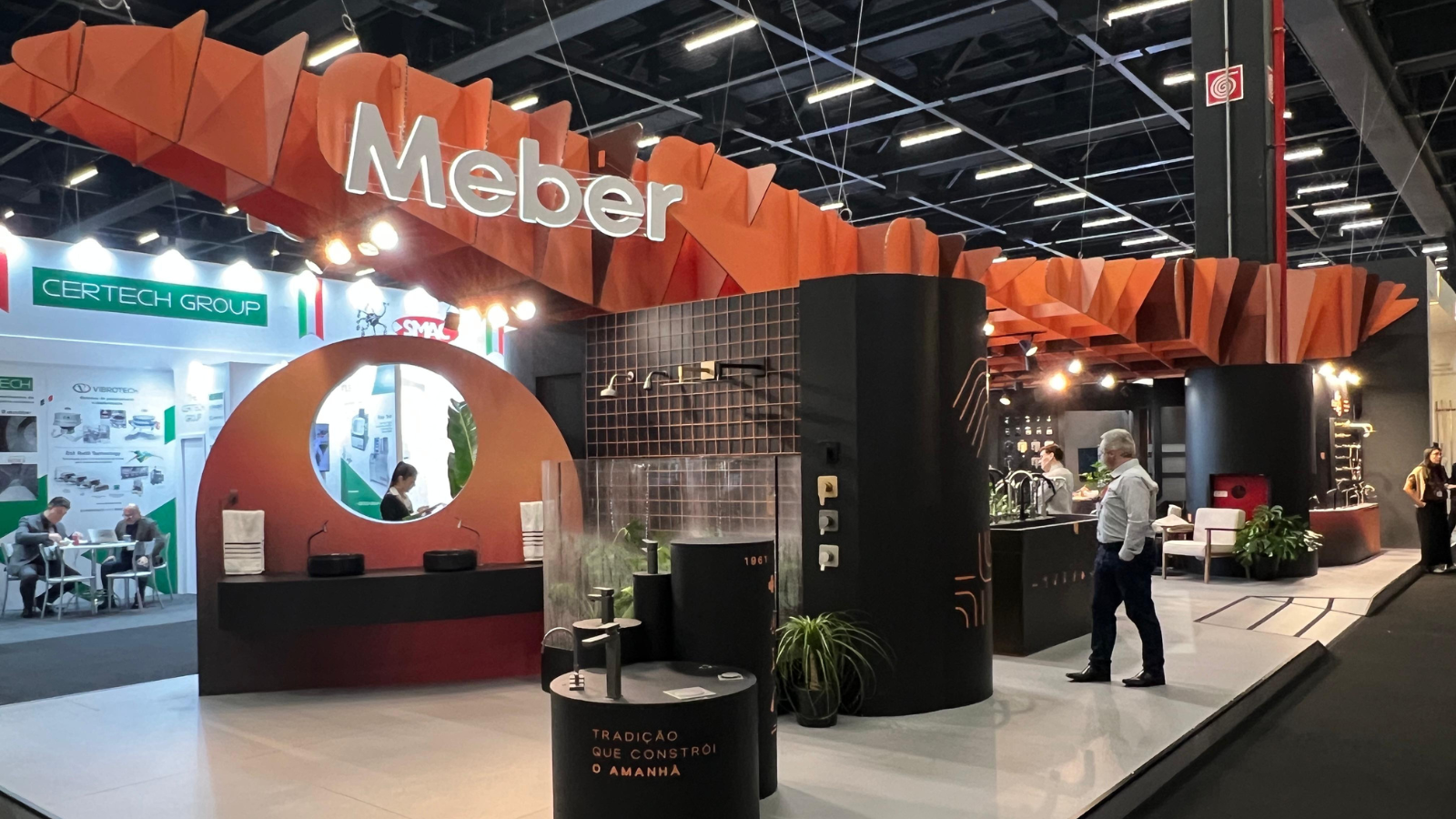 Estande da Meber na Expo Revestir 2026 aposta em estrutura arquitetônica ondulada e interativa para apresentar lançamentos e novos acabamentos da marca.