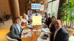 Empresários e investidores participam de almoço estratégico em São Paulo durante agenda de aproximação entre lideranças brasileiras e capital internacional.