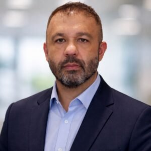 recebi o convite para participar de um almoço entre empresários. O ambiente era cuidadosamente preparado: recepção calorosa, discursos entusiasmados e uma clara preocupação em demonstrar sucesso por meio da postura, da retórica e da ostentação.