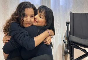 Bernadette Barbosa transformou a própria vivência em um testemunho sobre maternidade atípica e resistência. Mãe de Zahara, de 13 anos, ela é autora do livro Mãe Rara e Filha Rara, Uma História de Vida e Superação