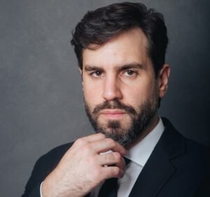 Imagine a cena: sua empresa tem décadas de estrada e um histórico impecável. De repente, chega uma notificação de um banco estatal. Você espera um novo contrato, mas recebe uma certidão de óbito. Uma multa que ultrapassa dez vezes o seu capital social e a proibição de licitar por dois anos. O motivo? Um atraso milimétrico ou um erro formal que qualquer bom senso resolveria com uma conversa.