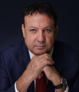 De uma origem ligada ao campo, na cidade de Assaí, no Paraná, até a presidência de uma das instituições financeiras que mais crescem no país. Essa é a trajetória do empresário Alceu Tavares, hoje CEO e presidente do Fomento Mais Bank, instituição nascida em Maringá, Paraná, e que vem se consolidando como uma das fintechs de maior expansão no cenário nacional.