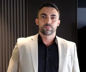 O Governo Federal divulgou o calendário do Imposto de Renda Pessoa Física (IRPF) 2026. Este ano, o contribuinte tem de 15 de março a 31 de maio para enviar à Receita a documentação. Desta vez, a maior novidade é a implantação da nova faixa de isenção: quem ganha até R$ 5 mil mensais não precisa pagar o tributo; mas atenção, isso valerá somente para declarações feitas no ano que vem.