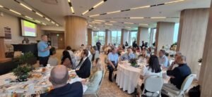 A presidente da associação, Constança Carvalho, recepcionou os participantes e destacou a importância do trabalho coletivo em prol da cidade. Em sua fala, desejou um ano de conquistas, novos projetos e mobilização em defesa do turismo carioca.