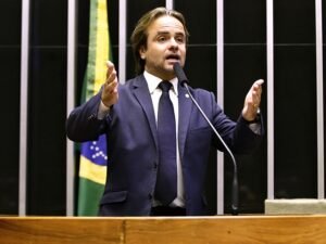 Na visão do deputado federal Eros Biondini (PL-MG), que tem atuado em pautas relacionadas à democratização e facilitação de crédito, incluindo o apoio a projetos de lei construídos com setores de fomento mercantil, apesar do aumento da inadimplência, o mercado de trabalho mineiro apresenta resultados positivos, o que pode impulsionar o acesso a recursos financeiros. 