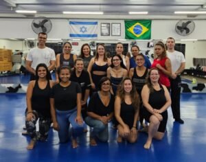 A violência contra a mulher continua sendo um dos problemas sociais mais graves do país e tem reacendido discussões sobre prevenção, proteção e conscientização. Em meio a esse cenário, iniciativas voltadas ao ensino de técnicas de defesa pessoal para mulheres têm ganhado espaço como uma forma de ampliar segurança, consciência e preparo diante de situações de risco.