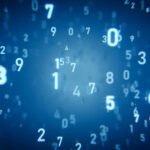 Diversos números brancos e azuis flutuam em diferentes tamanhos sobre um fundo azul desfocado, criando efeito de profundidade e movimento.