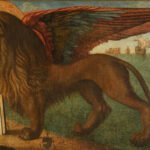 Leão alado com auréola dourada está em primeiro plano sobre terreno verde, segurando um livro aberto com inscrições em latim. Ao fundo, há árvores, construções renascentistas e navios ancorados em um corpo d