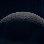 Metade da superfície da Lua visível em detalhe, mostrando crateras e relevo sob iluminação lateral contra fundo escuro.