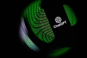 Logotipo branco do ChatGPT sobre fundo preto ao lado de padrões de código binário verde em formato curvo, simulando uma esfera digital.