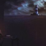 Músico toca teclado à esquerda em ambiente escuro. Ao fundo, projeção mostra farol em paisagem noturna e rosto de mulher cantando com olhos fechados.