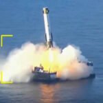 Primeiro estágio do foguete New Glenn pousa em balsa no oceano Atlântico.