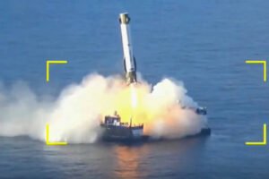 Primeiro estágio do foguete New Glenn pousa em balsa no oceano Atlântico.