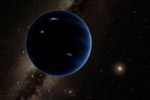 Uma representação artística de um hipotético Planeta Nove, retratado como uma grande esfera azul-escura, com um pequeno Sol brilhante ao longe e outras estrelas e a Via Láctea ao fundo.
