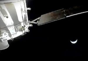 Cápsula espacial Orion e Terra crescente