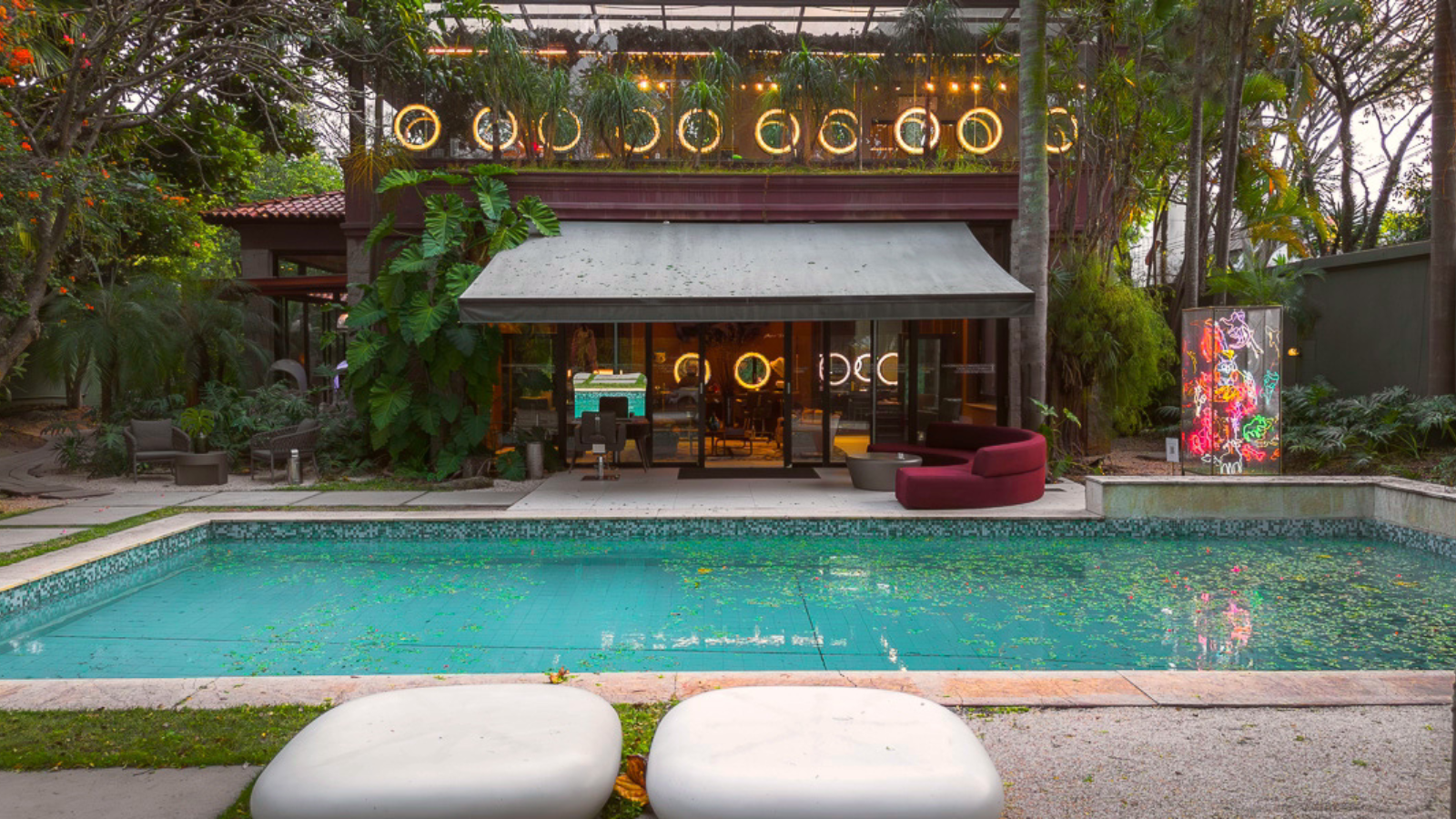 Espaço da Casa Conceito, em São Paulo, reúne arquitetura contemporânea, natureza e áreas de convivência que traduzem a proposta de experiência integrada da marca.