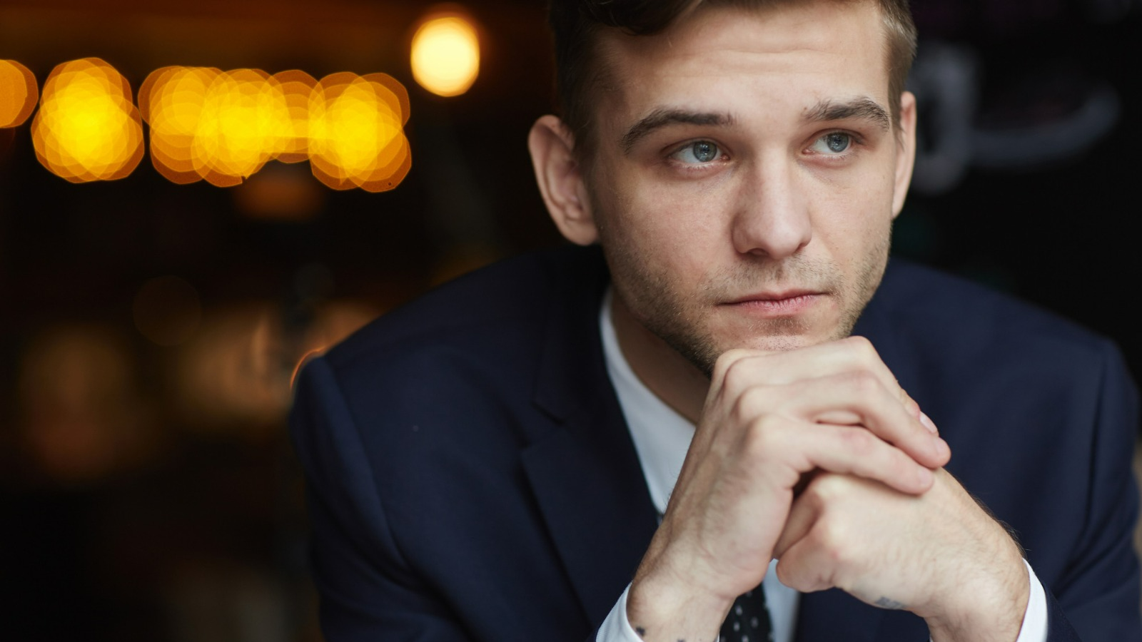 Nem toda permanência é escolha, muitas vezes, é o reflexo de decisões travadas pelo medo de perder segurança.