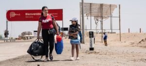 Uma família venezuelana migrante faz uma longa viagem desde a fronteira sul do Peru até Lima