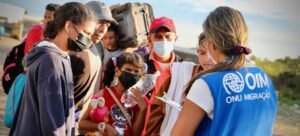 Um funcionário da OIM registra migrantes venezuelanos em um centro de alojamento temporário em Pacaraima, no norte do Brasil