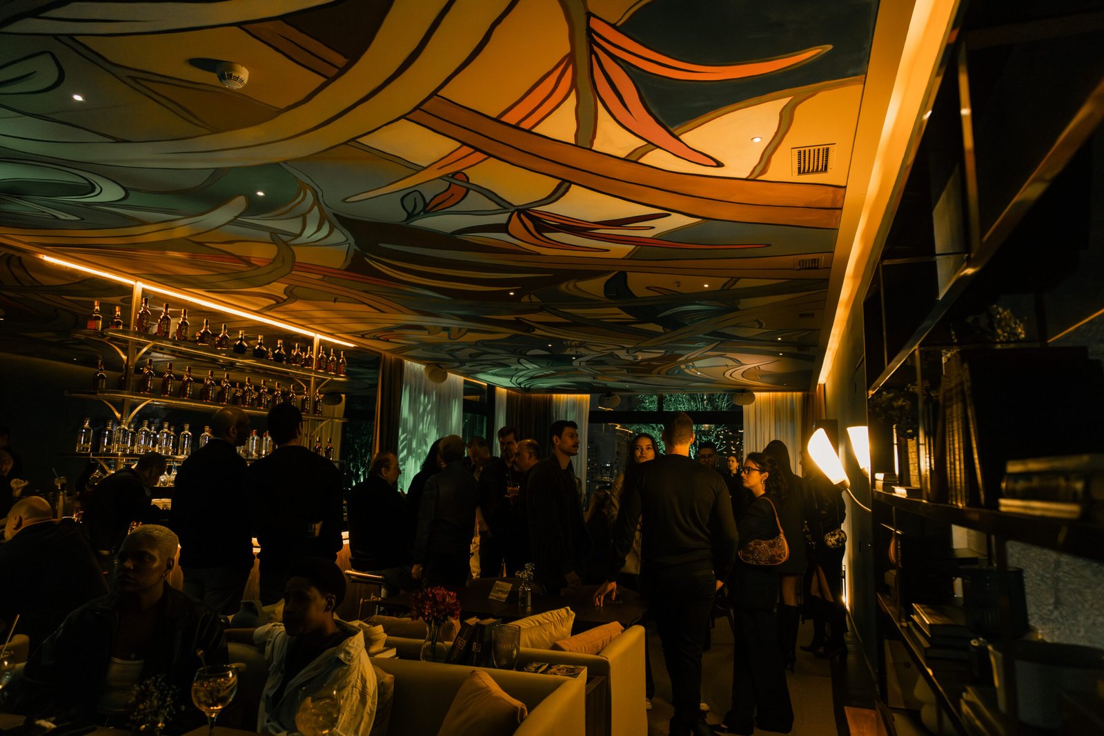 Entre luzes da cidade e boa música, noite de quarta ganha novo destaque no 300 Sky Bar com DJ Dorsa