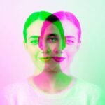 Mulher de cabelos presos e blusa clara aparece com três sobreposições translúcidas em verde, rosa e roxo, criando efeito visual de múltiplas faces.