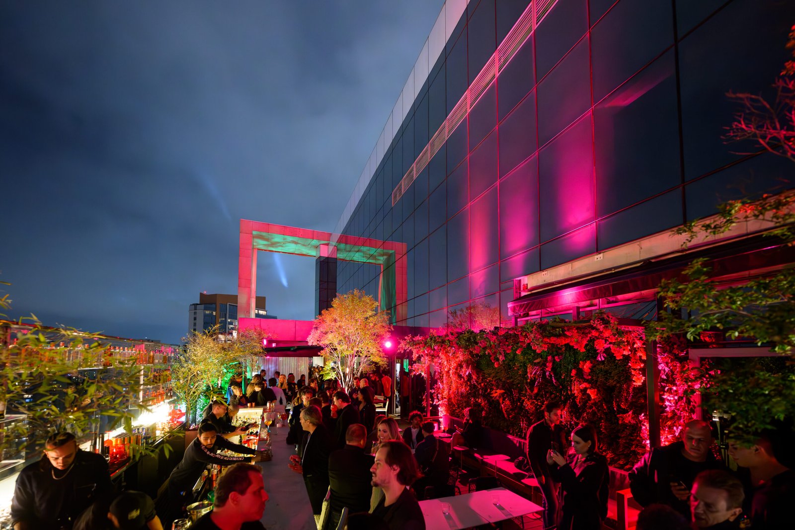 Onde grandes conversas acontecem: o 300 Sky Bar une experiência, ambiente e networking em São Paulo