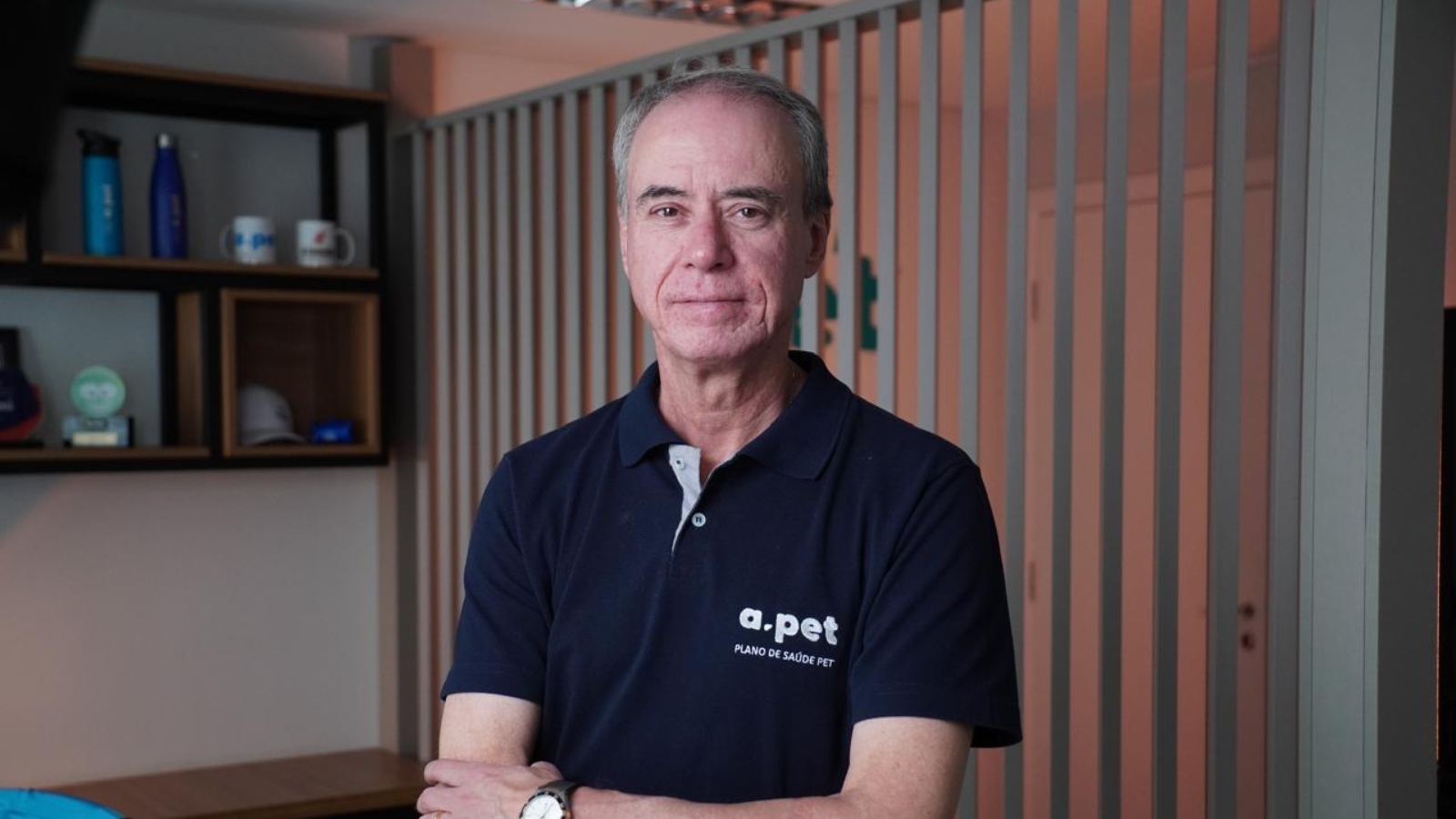 Luiz Gênova, CEO da APet, em ambiente corporativo da empresa, durante entrevista sobre estratégia, execução e tecnologia no crescimento empresarial.