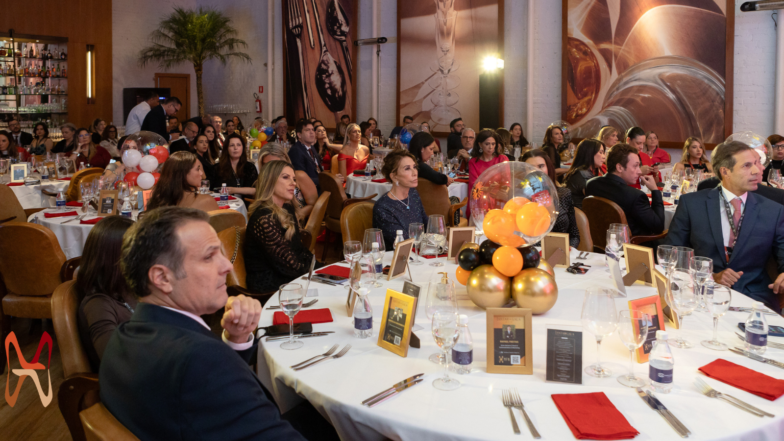 Executivos, empresários e lideranças participam do 5º Jantar de Gala promovido pelo Hub MFN em São Paulo, evento voltado a networking estratégico, relacionamento corporativo e geração de negócios.