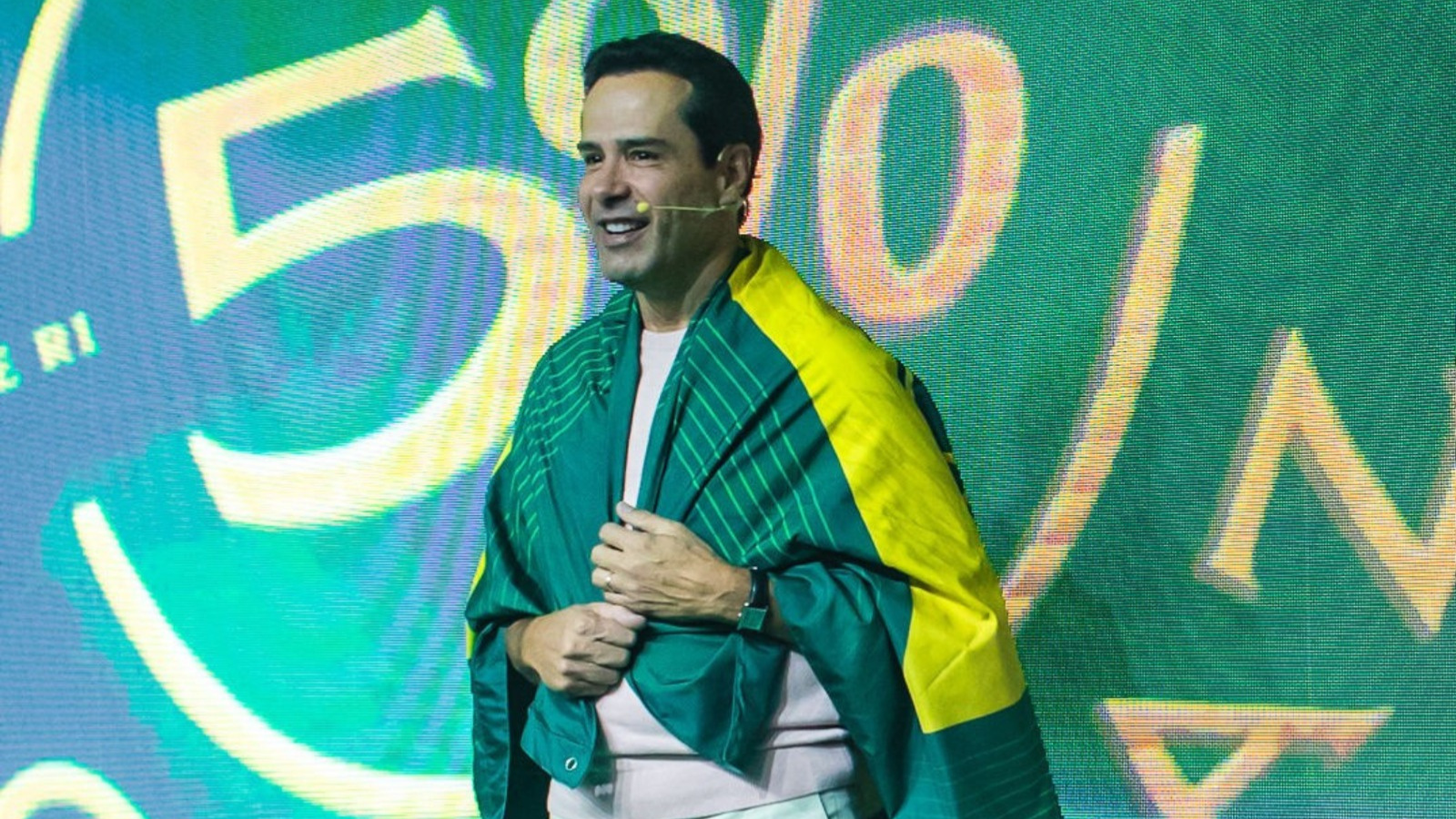 Ricardo Nunes durante apresentação na Arena R1, evento que reúne empresários em São Paulo para debates sobre liderança, estratégia e alta performance nos negócios.