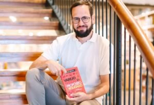 Paulo Brenha é executivo de varejo e Customer Experience, com mais de 15 anos de atuação em grandes empresas de consumo e serviços. Diretor Comercial, LinkedIn Top Voice e uma das vozes mais influentes do Brasil em CX, Varejo e Comunicação, atua na interseção entre estratégia, vendas, experiência do cliente e desenvolvimento de pessoas, ajudando organizações a crescerem com propósito e resultado. Com sólida formação acadêmica, incluindo programas na Fundação Dom Cabral, Harvard, MIT, FGV, FIA, PUCRS e especializações em Neuromarketing, Neuroeconomia e comportamento do consumidor pelo IBN, Paulo é reconhecido por transformar estratégia em execução prática, liderar times de alta performance e gerar impacto sustentável nos negócios. Autor, palestrante e criador de conteúdos estratégicos, compartilha reflexões sobre liderança, varejo, inovação e performance comercial, sempre com foco em pessoas, consistência e geração de valor no longo prazo.