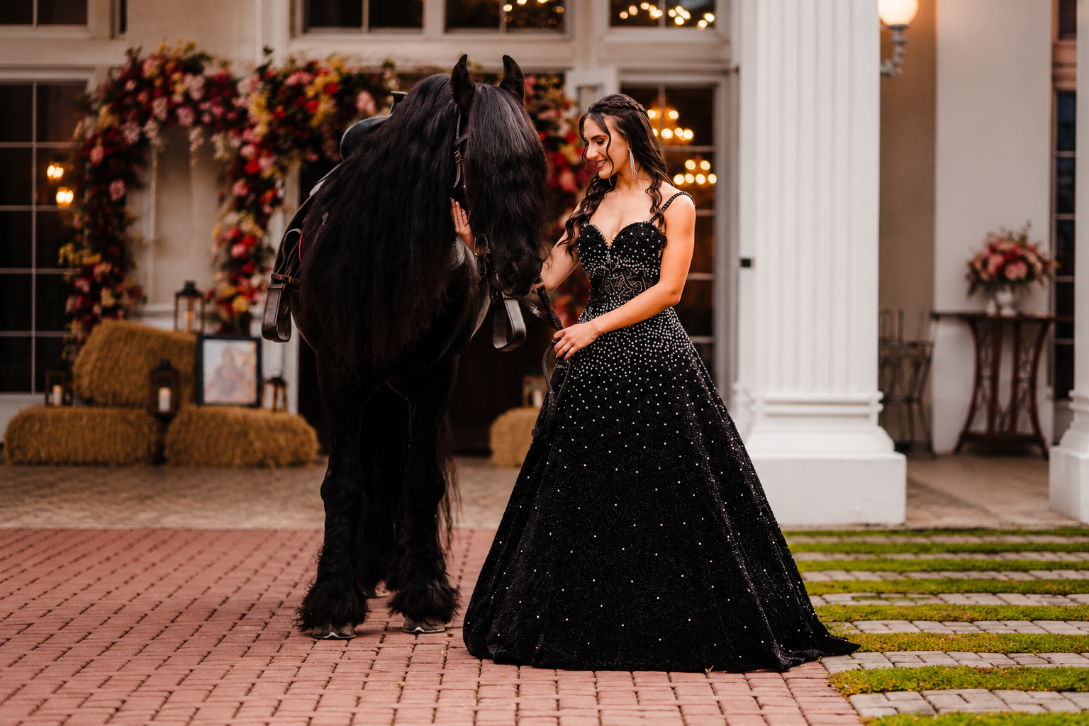 Cavalo Friesian, vestido de Edson Eddel e cenário de conto de fadas marcam os 15 anos de Allana Goudard