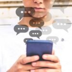 Montagem com garoto adolescente usando celular