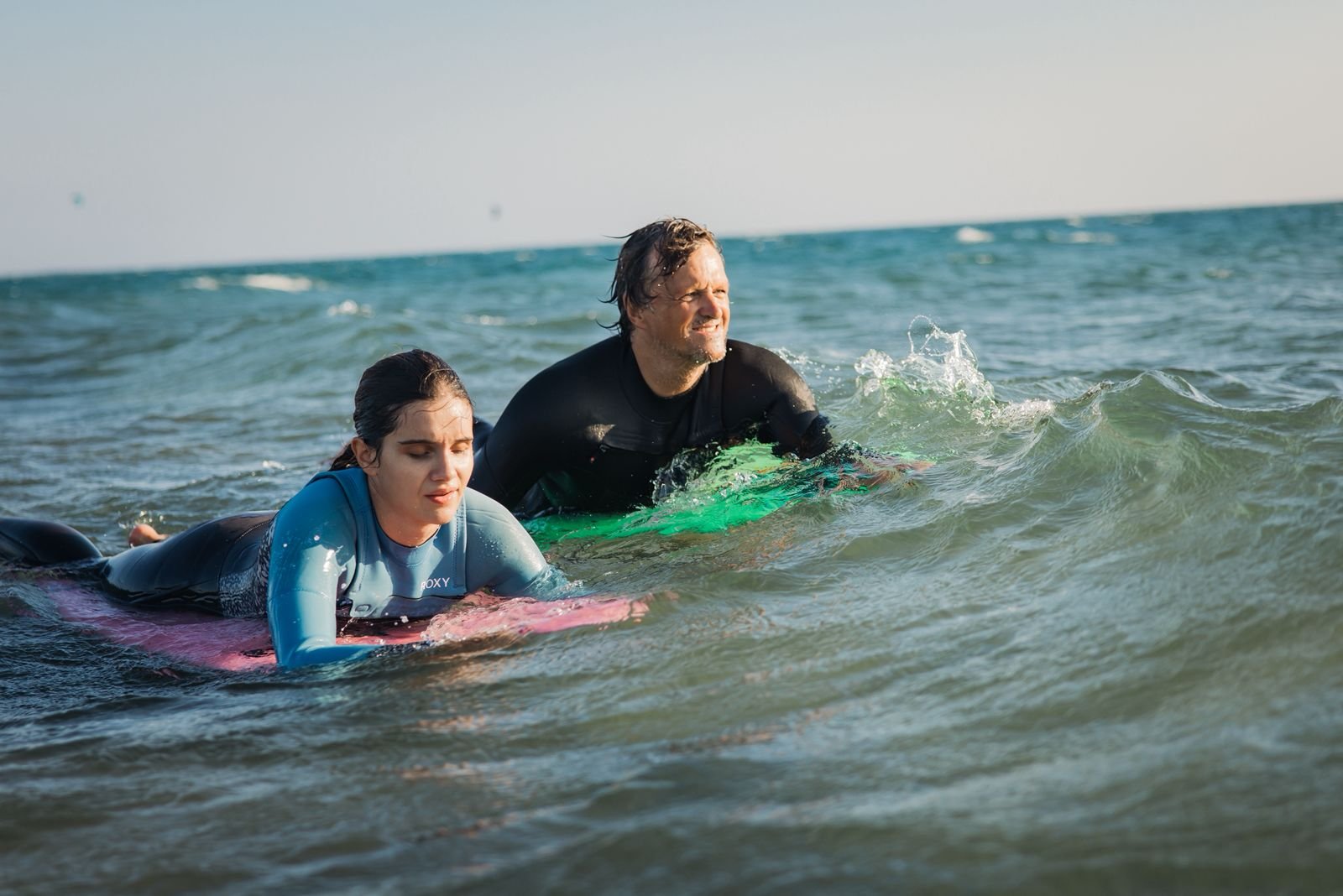 O surf que transforma vidas também atravessa oceanos.
