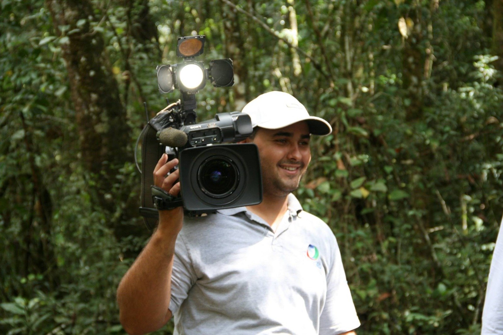 A Nova Era do Audiovisual: Como os Padrões Rigorosos da TV Tradicional Moldam a Comunicação Multicultural Moderna