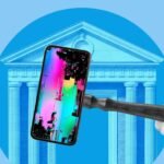 Ilustração de mão batendo martelo cuja cabeça é um smarpthone; ao fundo, a fachada de uma corte da Justiça